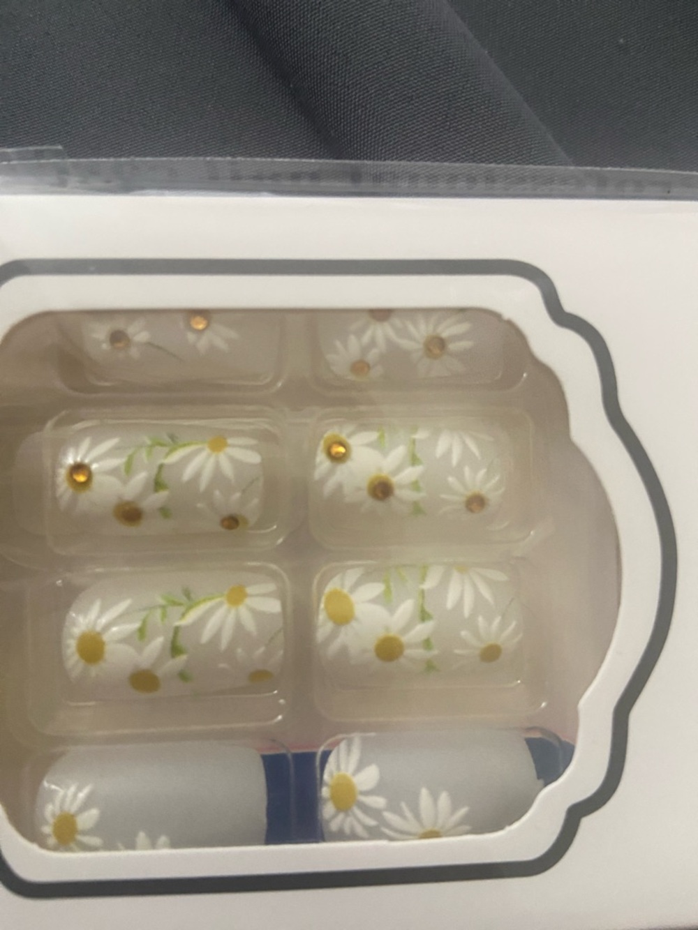 White Daisy Press-On Nails - Picture 6 of 6